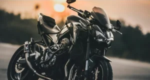 Moto naked Kawasaki Z900 en carretera al atardecer, inspiración para conductores A2